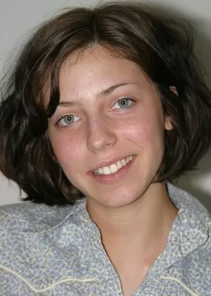 Брюнетка любительница Нико пальчиком раздвигает свою подстриженную киску после раздевания на кровати