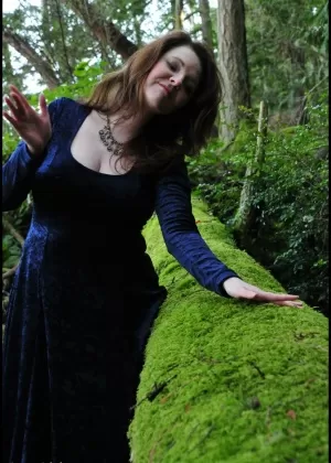 Невероятно грудастая красотка Тесса Фаулер позирует в бассейне