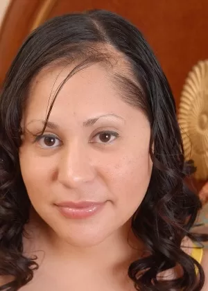 Жирная негритянка Тидра мастурбирует свою милую волосатую муфту дилдо