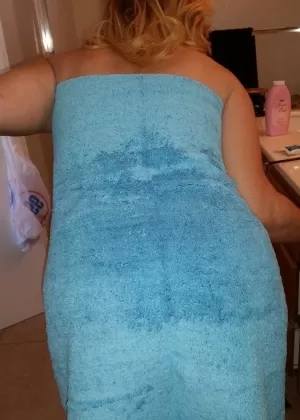 Грудастая милфа красотка Дороти Блэк голая и играет с дилдо в душе