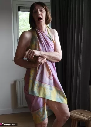 Пожилая леди Кэт Китти снимает бикини на пути к тому, чтобы полностью раздеться