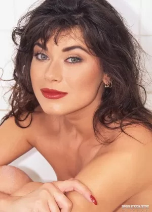 Сексуальная брюнетка Айви Кристал щеголяет красными губами во время ММФ секса в ванной