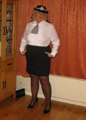 Горячая милфа Ария Джованни обнажает свою красивую грудь, прежде чем показать свою грудь