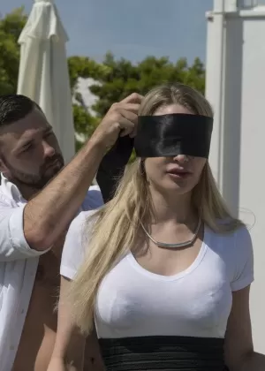 Молодая модель Джульетта жует клубнику, раздеваясь догола