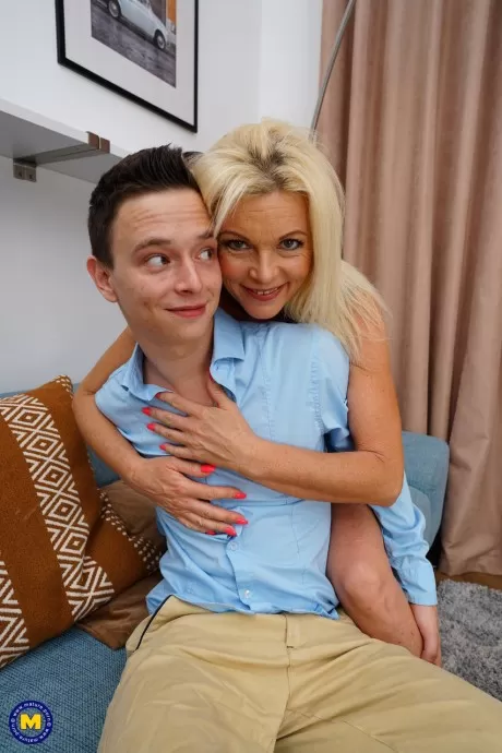 Светловолосая пума ведет молодого парня домой для жесткого траха