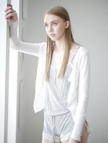 Стройная молодая красотка Эби Грейс раздевается для фотосессии обнаженн