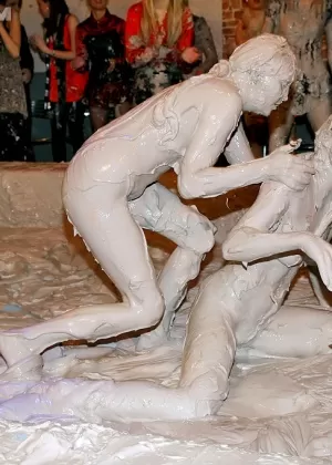 Соблазнительные полностью одетые европейские девушки увлекаются грязной борьбой в грязи