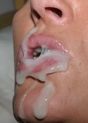 Возбужденная темноволосая сочная Джо получает большую порцию горячей спермы на лицо после минета