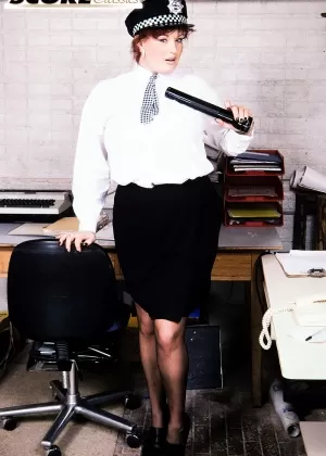 Темноволосая женщина-полицейский леди Анджелина обнажает свои сиськи на строительной площадке