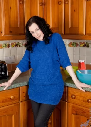 Веселая маленькая сиськастая зрелая мамочка Лейси Ф раздвигает половые губки на кухне