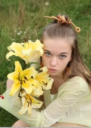 Молодая молоденькая Милена Ди голая на открытом воздухе показывает задорные маленькие сиськи и волосатую муфту