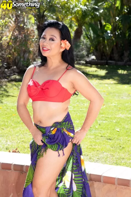 40 С чем-то Мэг Лаки Старр трахает свою собственную задницу