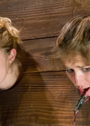 Пухленькую самку Шарлотту привязывают распластанной на кровати голой и с кляпом во рту