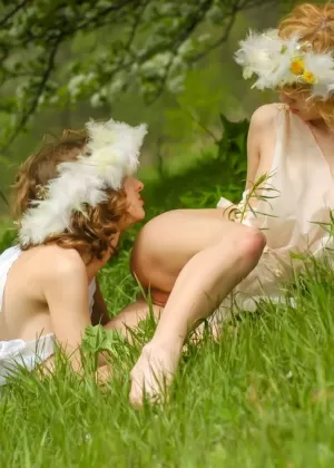 Молодые лесбиянки Доринда и Электра У носят венки из цветов, раздеваясь догола