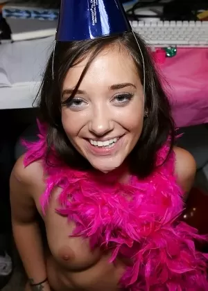 Джиа Пейдж и тусовщицы с завязанными глазами занимаются групповым сексом в комнате общежития