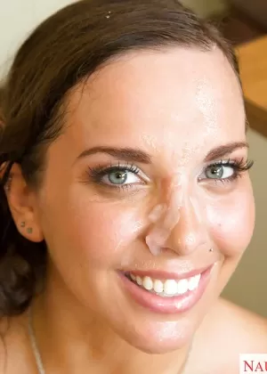 Офисная секретарша Сидни Лезерс получает сперму через большой член на очках