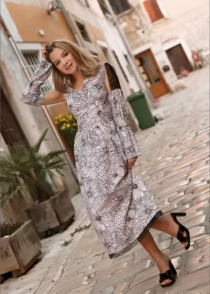 Сексуальная рыжеволосая Лара Ларсен позирует на городской улице в латексной одежде и сапогах