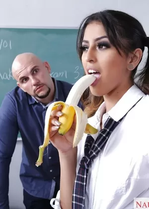 Латиноамериканка Хармони Уандер носит косички во время секса с массивным черным членом