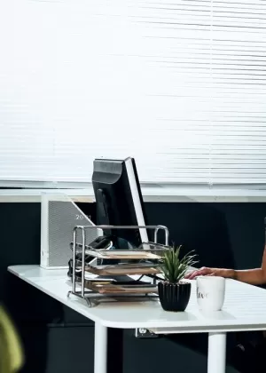 Похабная учительница МИЛФ Ава Дивайн насажена на твердый член на своем столе