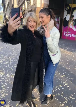 Зрелая порнозвезда Тони Пикс держит свои гигантские сиськи во время сольного действия