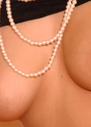 Сексуальная милфа Ева Энджел снимает прозрачное платье, чтобы позировать обнаженной