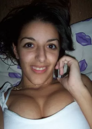 Индийская цыпочка делает селфи обнаженной и не обнаженной в зеркале ванной комнаты