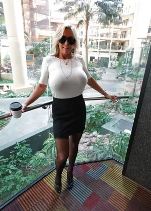 Зрелая латиноамериканская домохозяйка Сандра Оттерсон сверкает огромными сиськами для фотографий малышки