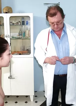 Волнистоволосая милфа Кристи Ласт Кэм у врача для фетиш-процедур