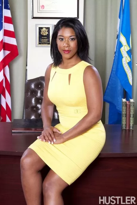 Двойник Мишель Обамы раздевается в овальном кабинете для секса втроем