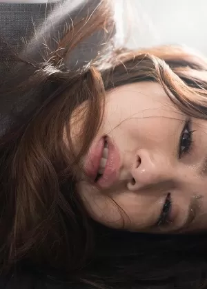 Рыжая японская школьница слизывает сперму с пальца после дрочки