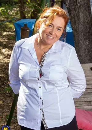 Брюнетка толстушки Шенн ласкает свои отвисшие сиськи, прежде чем раздвинуть свою мокрую киску