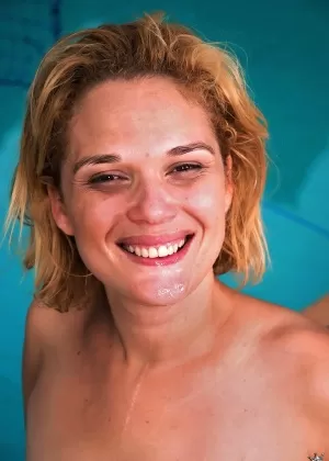 Видеозапись подглядывания на открытом воздухе Кристианы Цинн, щеголяющей зияющим анусом после анала