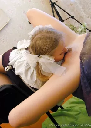 Потрясающая сексуальная школьница Тарра Уайт раздевается догола и теребит свою пизду