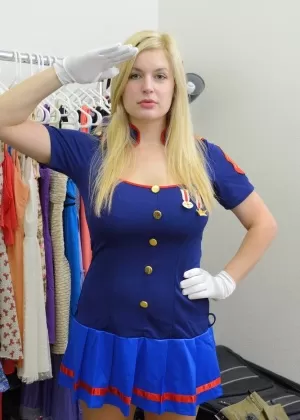 Негритянка красотка Baby Cakes снимает униформу, чтобы показать свои сиськи и задницу