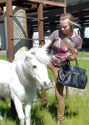 Миниатюрная брюнетка любительница принимает огромный толстый член в свой сладкий ротик и вагину