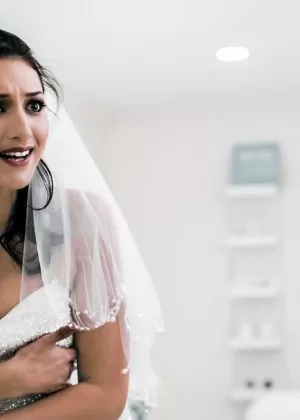 Темноволосая невеста Белла Роллан получает сперму в открытый рот после траха