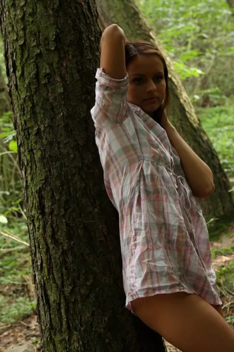 Красивая молодая девушка Глория полностью раздевается во время сольного дейст 2