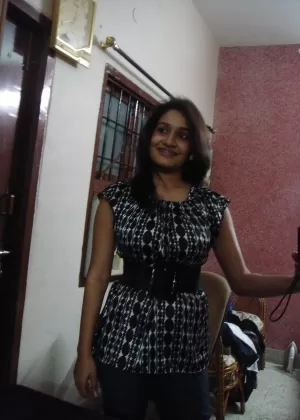 Indian solo girl sucks on the nipples of her big naturals during self shots