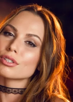 Сексуальная милфа Айдра Фокс играет со своими половыми губами после того, как сняла нижнее белье