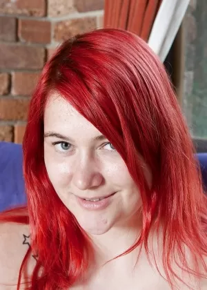 Пухленькая рыжеволосая молоденькая Адалин демонстрирует свою пухлую волосатую киску и толстую попку