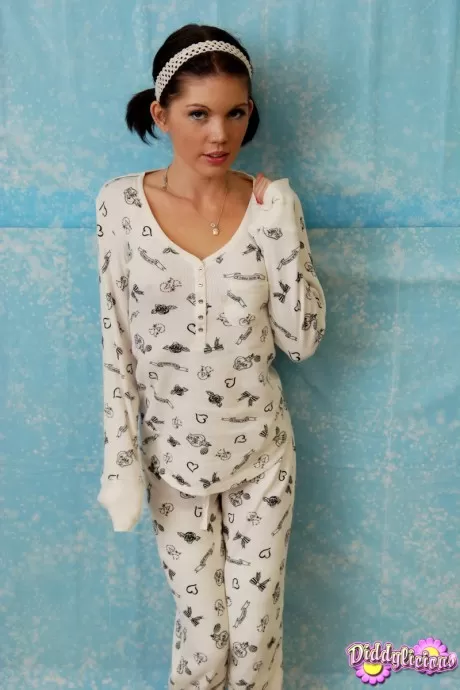 Симпатичная юная Диддилициус с косичками позирует обнаженной в своей девчачь 4