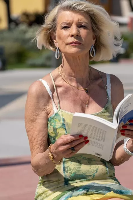 Современная бабуля-пума Ева Делаж заставляет двух молодых трахнуть  1