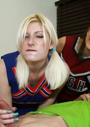 Порнозвезда Киара Диана сбрасывает форму болельщицы перед тем, как трахнуть необрезанный член