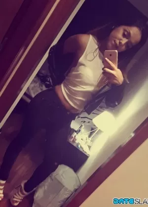 Сладкая молодая брюнетка шлюха Эсперанса позирует топлесс для селфи с твердыми сосками