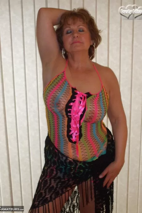 Рыжеволосая бабуля грудастая Блисс обнажает свою киску в прозрачн 9