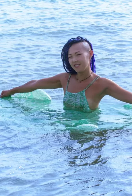 Горячая азиатка сладкая Джули снимает мокрое платье, чтобы позировать обнаженн 2