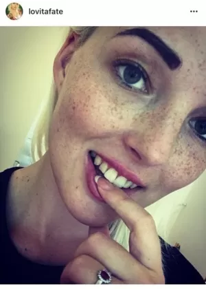 Горячая блондинка любительница Ловита Фэйт делает селфи в горячем нижнем белье и чулках