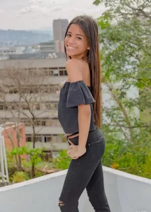 Стройная девушка-одиночка Карин Торрес раздевается и мастурбирует в общественном месте