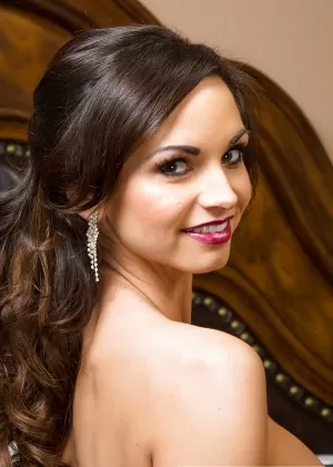 Красотка Эшли Синклер жена брюнетка выставляющая напоказ свои горячие ножки и попку