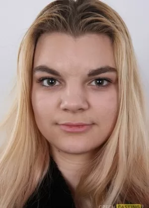 Коренастая блондинка Анета стоит полностью одетая, а затем настолько обнаженная, насколько это возможно